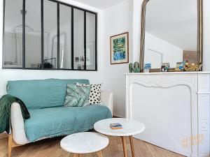 sala de estar con sofá verde y chimenea en Appartement cosy à la Rotonde - Lumineux - Les Frères de la Loc', en Marsella