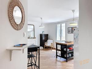 Una cocina y un comedor con un espejo y una mesa. en Appartement cosy à la Rotonde - Lumineux - Les Frères de la Loc', en Marsella