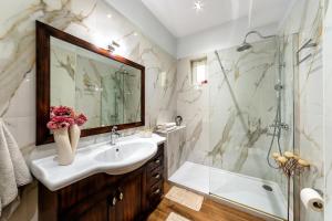 un baño con lavabo y ducha en Evis coastal comfort house, en Kalamaki 57 fotos más