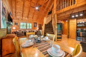 een eetkamer en woonkamer van een blokhut bij Quiet Way Cabin By Avada Properties in Sevierville
