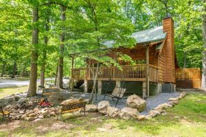 een blokhut met een terras en een vuurplaats bij Quiet Way Cabin By Avada Properties in Sevierville