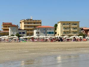 Een strand bij of vlak bij het aparthotel