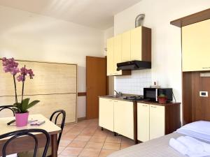 Een keuken of kitchenette bij Residence Carioca