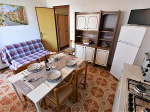 Kuchyň nebo kuchyňský kout v ubytování Waterfront apartment for 5 guests in Rosolina Mare