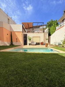 Bazén v ubytovaní La corniche familiale - magnifique maison avec jardin et piscine à deux pas de la plage alebo v jeho blízkosti