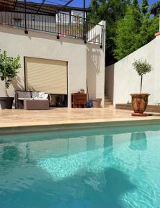 Bazén v ubytovaní La corniche familiale - magnifique maison avec jardin et piscine à deux pas de la plage alebo v jeho blízkosti
