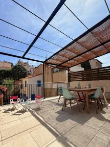 Patio alebo iná vonkajšia časť ubytovania La corniche familiale - magnifique maison avec jardin et piscine à deux pas de la plage