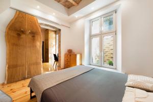 a bedroom with a bed and a large window at Premium Basement Apartament by Vibe Hostel in Sopot