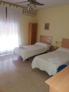 Cama o camas de una habitación en Hostal Jose Luis