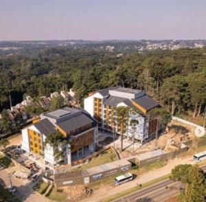 vista sul soffitto di un grande edificio con strada di Golden Tulip Canela a Canela