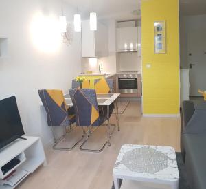 Apartment Verdi Split with free private parking space的厨房或小厨房