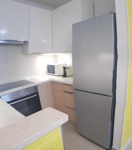 Apartment Verdi Split with free private parking space的厨房或小厨房