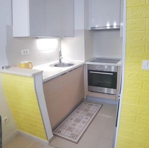 Apartment Verdi Split with free private parking space的厨房或小厨房