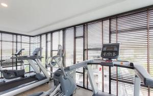 Fitness centrum a/nebo fitness zařízení v ubytování Superb Apt 5 Mins to the Beach