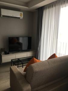 TV a/nebo společenská místnost v ubytování Superb Apt 5 Mins to the Beach