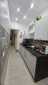 uma cozinha com um balcão com um computador portátil em Casetta Delia em Palermo