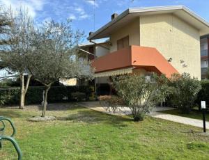 Gallery image of Spacious flat with private garden in Bibione +13 photos