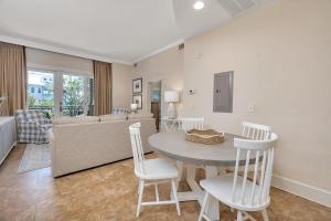 une salle à manger et un salon avec une table et des chaises dans l'établissement Sea Gate #101, à Demere Park