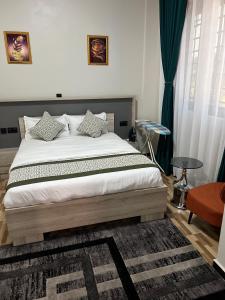 Postel nebo postele na pokoji v ubytování Rendezvous stayz