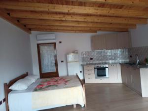 a bedroom with a bed and a kitchen at Shtepia e Veres in Përmet