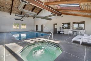 Bazén v ubytování SureStay by Best Western Walla Walla nebo v jeho okolí