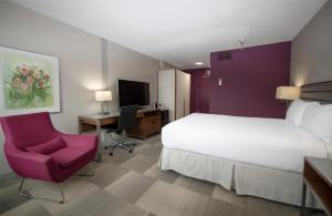 TV a/nebo společenská místnost v ubytování Coast Prince George Hotel by APA