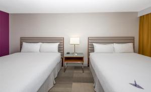 Postel nebo postele na pokoji v ubytování Coast Prince George Hotel by APA