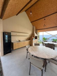 una cucina e una sala da pranzo con tavolo e sedie di Apartmento em Barra Grande, Piaui a Barra Grande