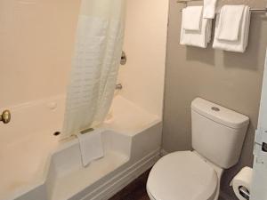 e bagno con servizi igienici, doccia e asciugamani. di Motel 6 Conway, SC a Conway