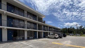 un edificio con auto parcheggiate in un parcheggio di Motel 6 Conway, SC a Conway
