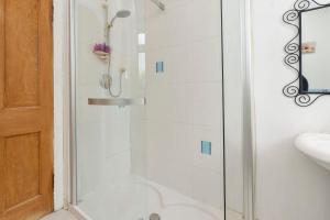 a bathroom with a shower with a toilet and a sink at Charming Edinburgh Bungalow KEYWORKERS BUSINESS 10MIN TO THE HOSPITAL in Edinburgh