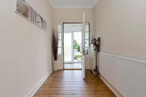 a hallway with a door leading into a room at Charming Edinburgh Bungalow KEYWORKERS BUSINESS 10MIN TO THE HOSPITAL in Edinburgh