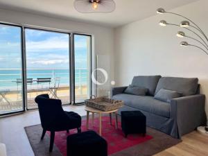 a living room with a couch and a view of the ocean at GC - L'Ancre - Front de Mer in Wissant