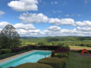 a swimming pool in the middle of a yard at Cottage des Cîmes in Climbach