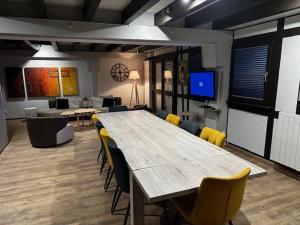 una sala conferenze con tavolo e sedie in legno di Cottage des Cîmes a Climbach