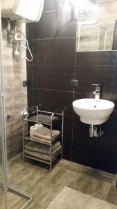 łazienka z umywalką i lustrem oraz umywalką w obiekcie Apartament Marina w mieście Sopot