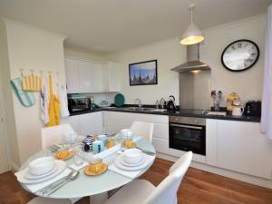 Køkken eller tekøkken på 2 Bed in Minehead 75338