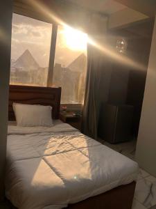 Postel nebo postele na pokoji v ubytování Sky pyramids iNN