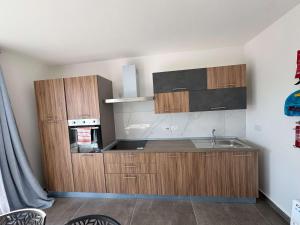 Kuchyň nebo kuchyňský kout v ubytování Penthouse Bliss Bright Stylish - by HostMT