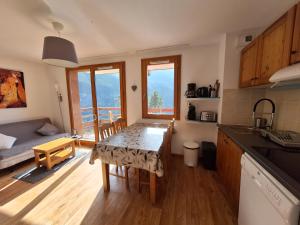 Η κουζίνα ή μικρή κουζίνα στο Bel appart au centre des Orres 1800 - Grand balcon Belle vue - A côté pistes