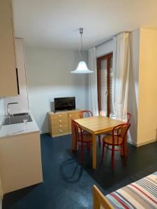 a kitchen and dining room with a table and chairs at Casa vacanze Montaldo in Bordighera