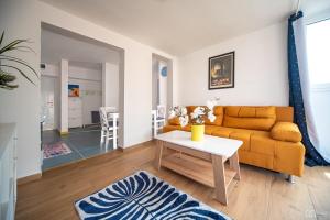 un salon avec un canapé et une table dans l'établissement 369 Apartment, à Kotor