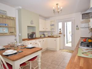 Una cocina y un comedor con una mesa de madera. en 2 bed property in Appledore DOLPH, en Appledore