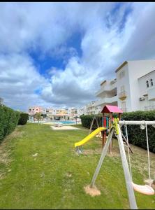 タヴィラにあるTavira Nature Houseの庭滑り台付き遊び場