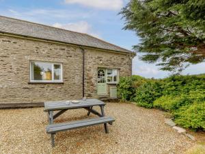 una mesa de picnic frente a una casa de piedra en 1 Bed in Combe Martin FIDDL, en Berrynarbor