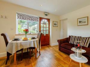 una sala de estar con una mesa y un sofá en 1 Bed in Combe Martin FIDDL, en Berrynarbor
