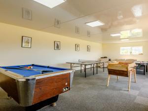 Habitación con mesa de billar y de ping pong. en 1 Bed in Combe Martin FIDDL, en Berrynarbor