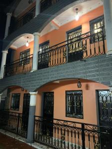 een gebouw met balkons aan de zijkant bij Résidence REHA in Bafoussam