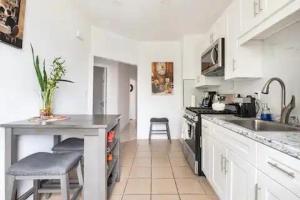 Кухня или мини-кухня в Warm 3 BR for U Near Manhattan View, 15 Min to NYC
 +39 фотографий