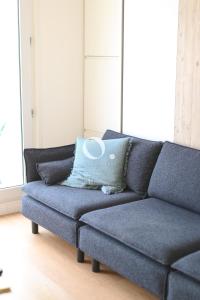a blue couch sitting in a living room at GC - Le Cocon des 2 Caps - Front de Mer in Wissant
